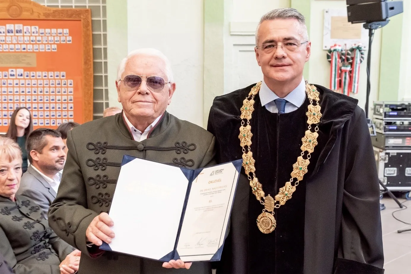 On the occasion of his 85th birthday, Dr Frigyes Nagy was greeted by Dr Tamás Tóth, Dean of the Faculty. (Photo: András Adorján)